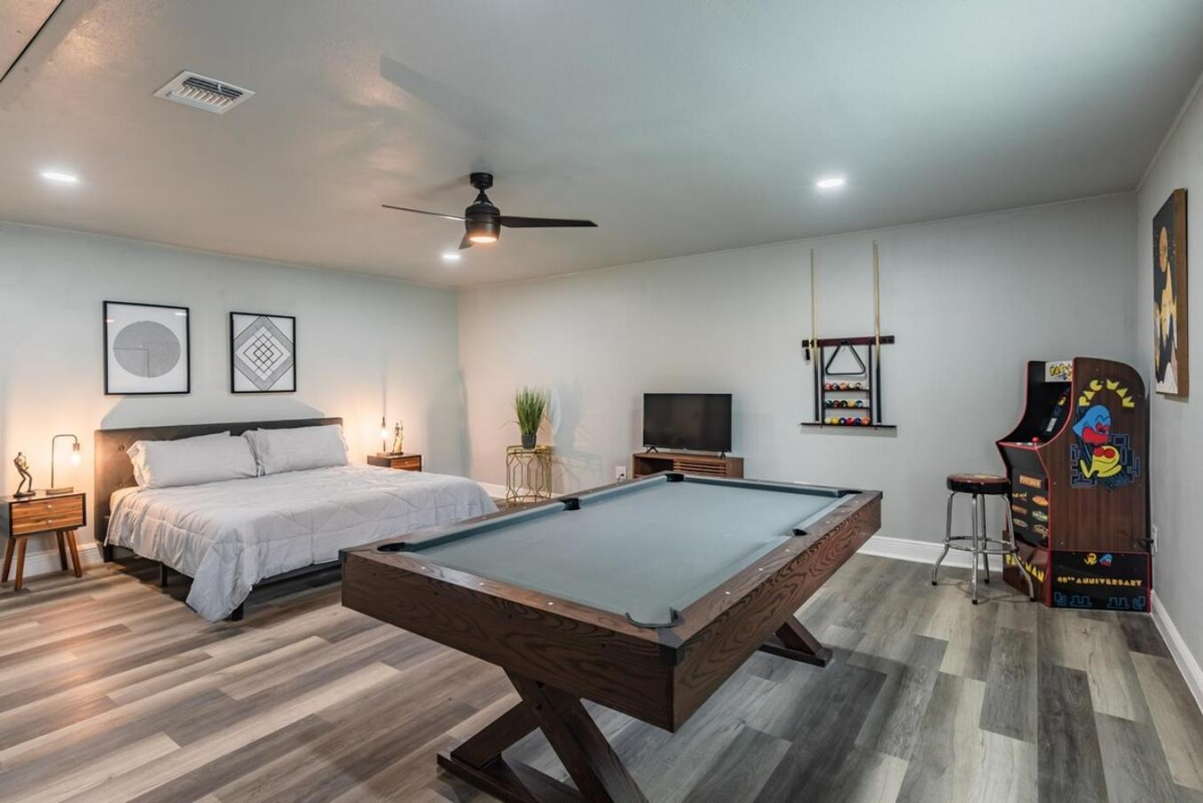 Stunning Pool Overlooking Golf Course & Game Room サンアントニオ エクステリア 写真